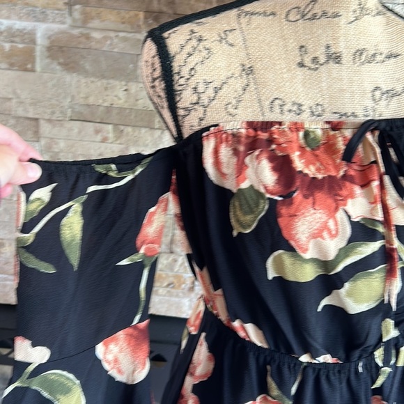 Black and floral cold shoulder shorts romper jumpsuit flare sleeve - Picture 5 of 16